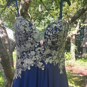 Faviana size 6 navy gown